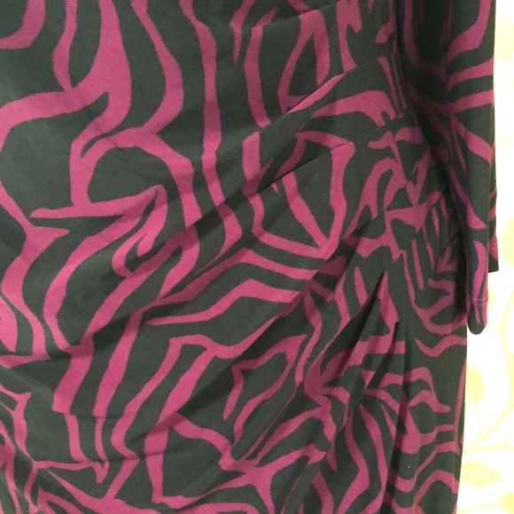 Anne Klein long sleeved fuchsia and black print dress with side rushing. Size 12 - Picture 4 of 4